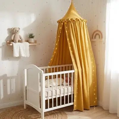 Ciel de lit | Féerique Dream Vert installé au coin du berceau de bébé à côté de la fenêtre