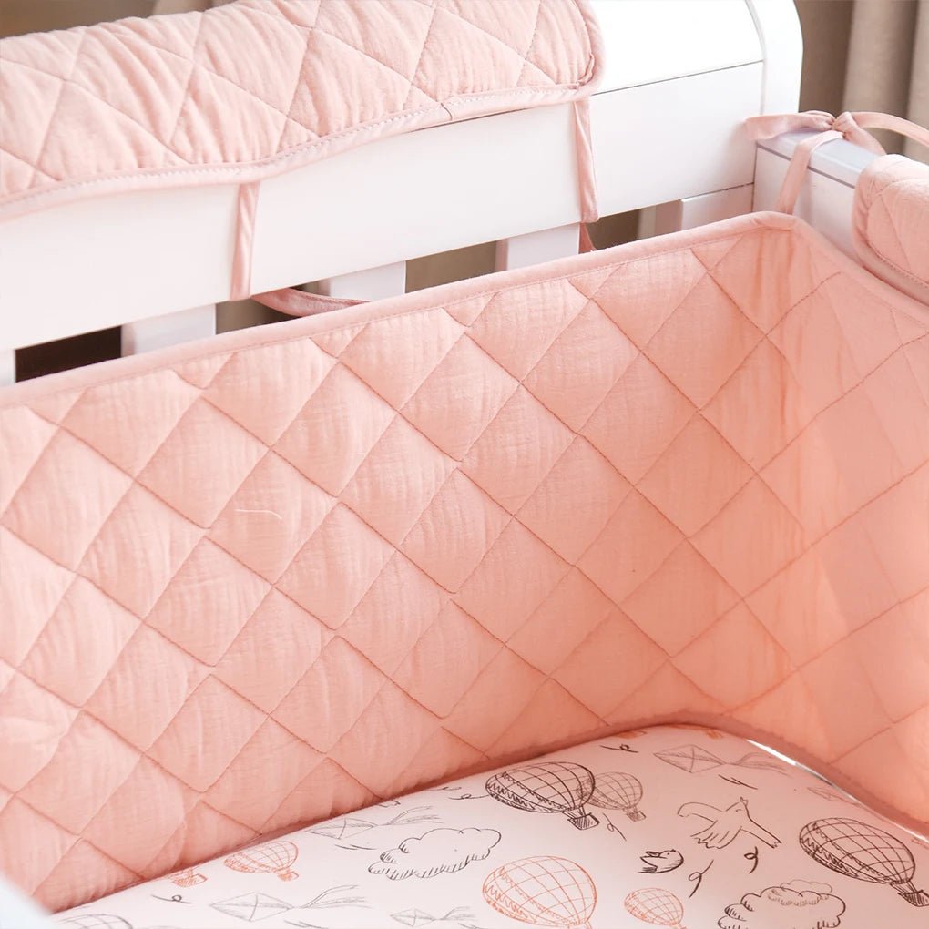 Tour de lit bébé Contour Rose harmonie dans un berceau de bébé