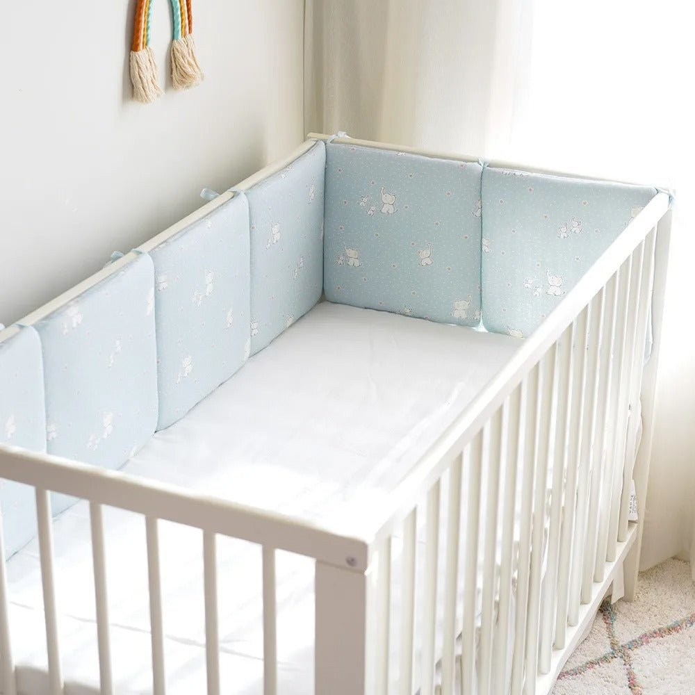Tour de lit bebe Douceur bleu dans un berceau à côté de la fenêtre