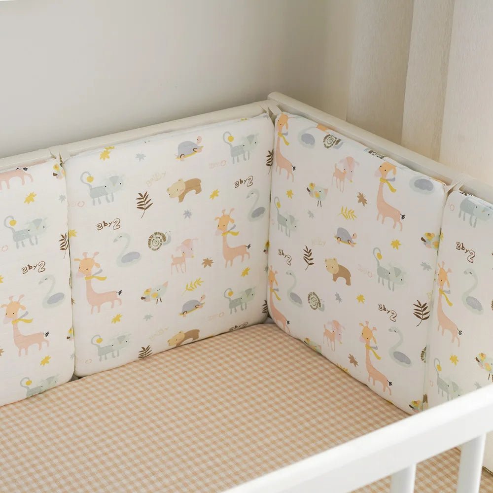 Tour de lit bebe Douceur beige dans un berceau à côté de la fenêtre