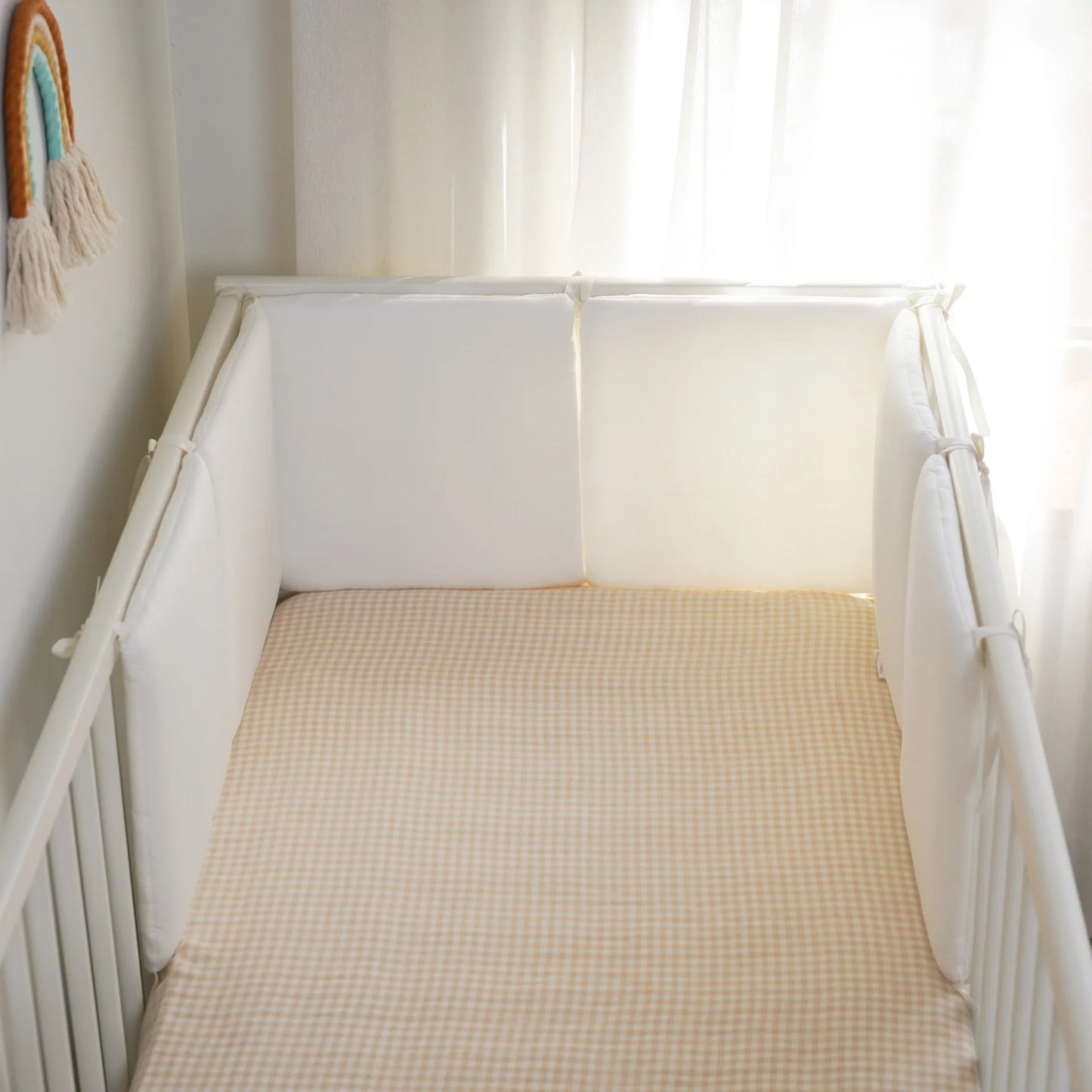 Tour de lit pour bebe | Dream dans le berceau à côté de la fenêtre