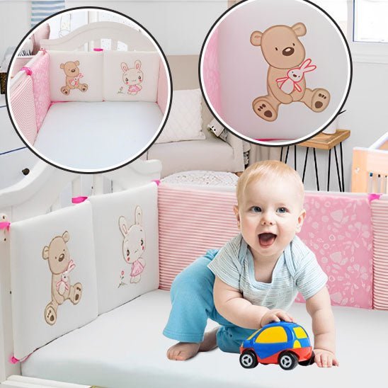 Tour de lit Lapin rose avec un petit garçon dans le berceau