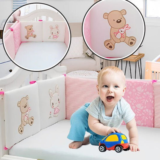 Tour de lit Lapin rose avec un petit garçon dans le berceau