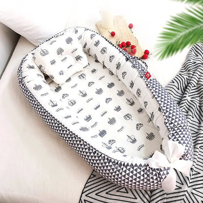 Berceau Bébé - NidPortableBébé - Couronne - à côté du coussin et des fruits