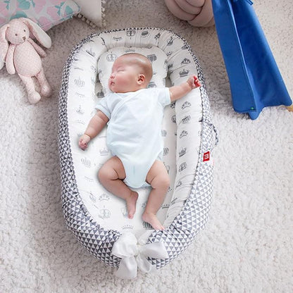 Berceau Bébé - NidPortableBébé - Couronne avec un bébé qui dort