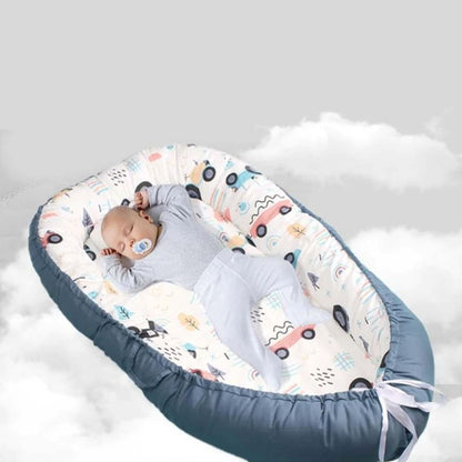 Berceau Bébé - NidPortableBébé - Voiture Bleue - TrésorBébé - avec un bébé qui dort