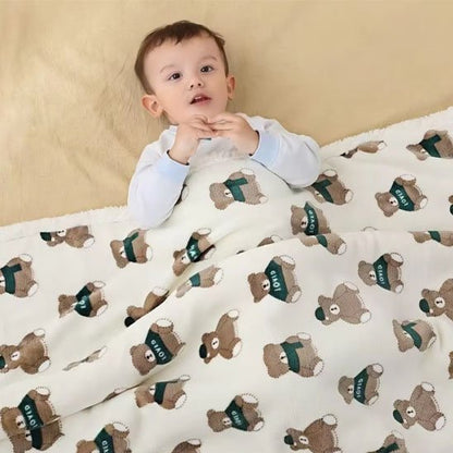 COUVERTURE BEBE POLAIRE | MANTA - TrésorBébé Ours Vert avec un garçon couvert