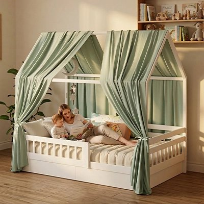 Ciel de lit - cabane | Nuits Magiques Vert avec maman allongée sur le lit à côté de bébé