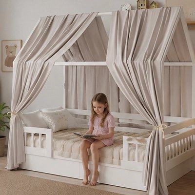 Ciel de lit - cabane | Nuits Magiques Gris avec l'enfant assise sur son lit et qui lit un livre 