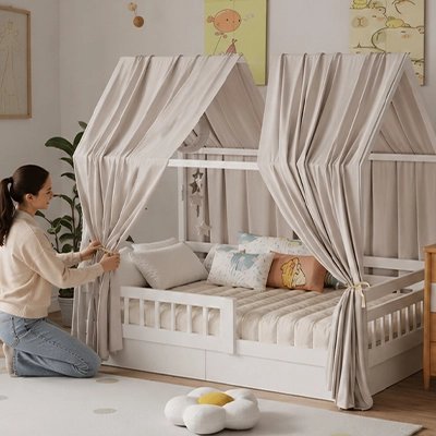 Ciel de lit - cabane | Nuits Magiques Gris avec maman qui attache le ciel de lit sur le lit de bébé