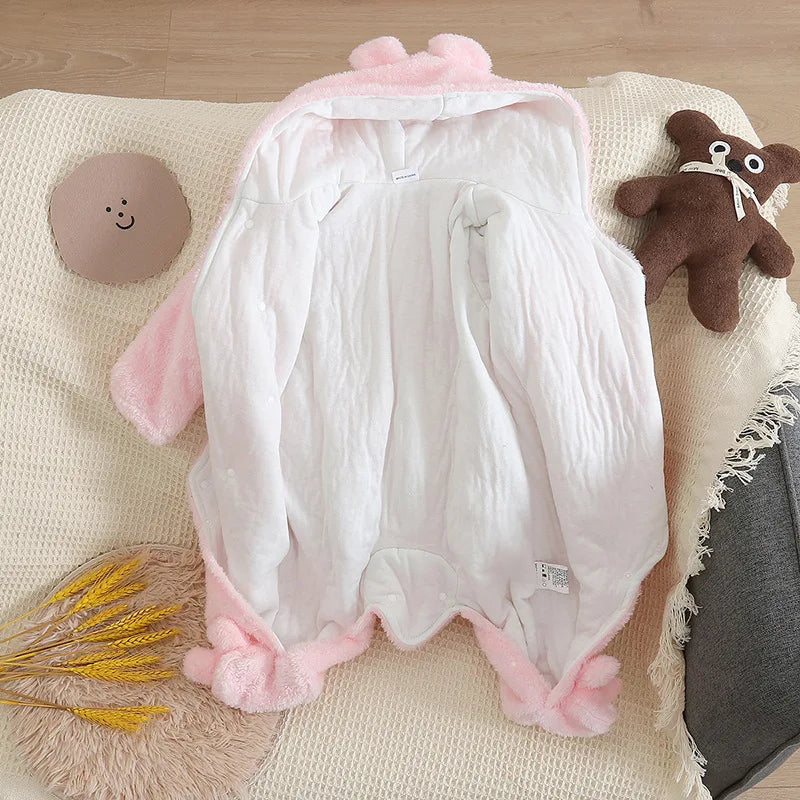 Combinaison bebe | Coton Capuche Rose placée sur le sofa