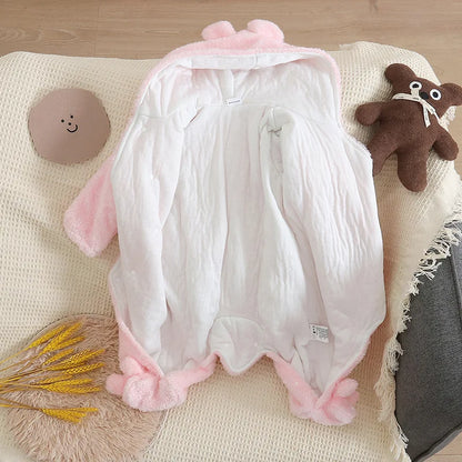 Combinaison bebe | Coton Capuche Rose placée sur le sofa