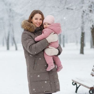 Combinaison pilote bébé | Cocon Douillet TrésorBébé Rose avec maman debout qui tient bébé dans les bras   