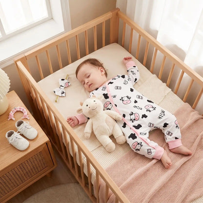 Combinaison pour bebe | Motif Vache Douce avec bébé qui dort dans son berceau