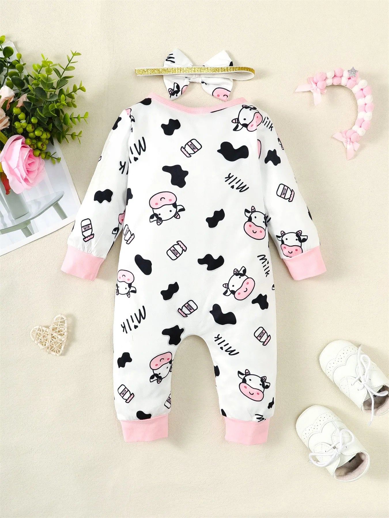 Combinaison pour bebe | Motif Vache Douce vue de dos posée sur le tapis