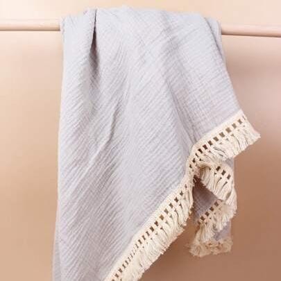 Couverture Bebe - BabyBlanket™ - Gris - TrésorBébé suspendu à une branche