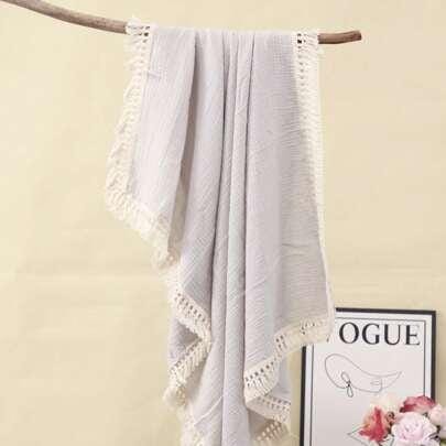 Couverture Bebe - BabyBlanket™ - Gris - TrésorBébé suspendu à côté d'une photo