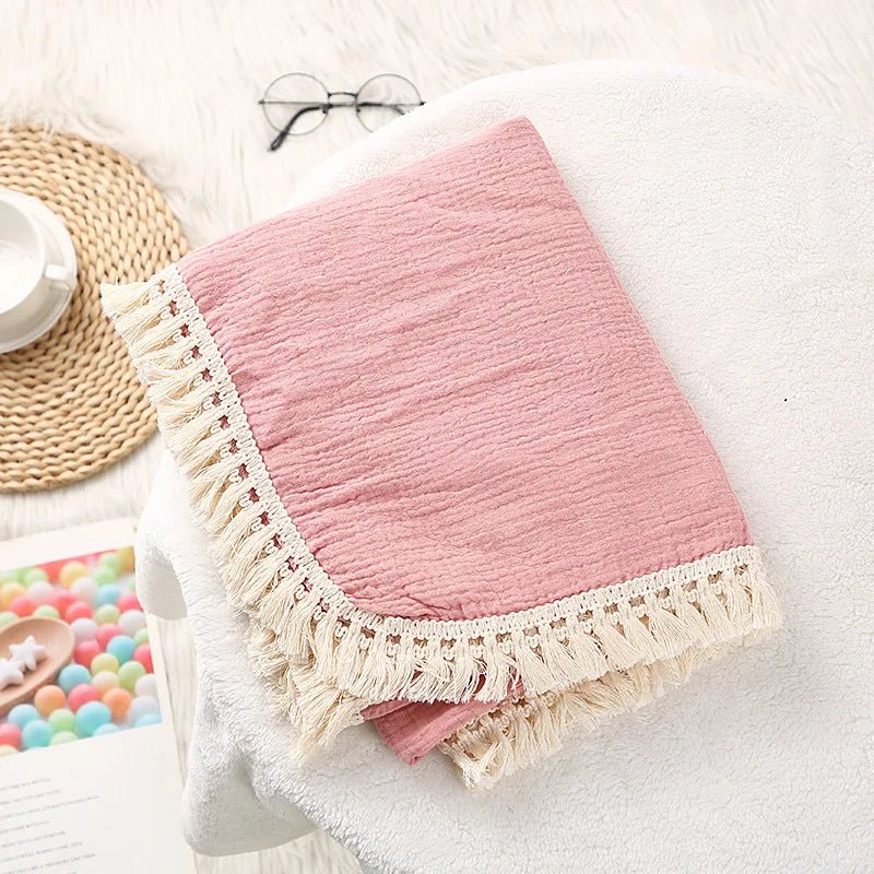Couverture Bebe - BabyBlanket™ - Rose pliée en quatre sur une table