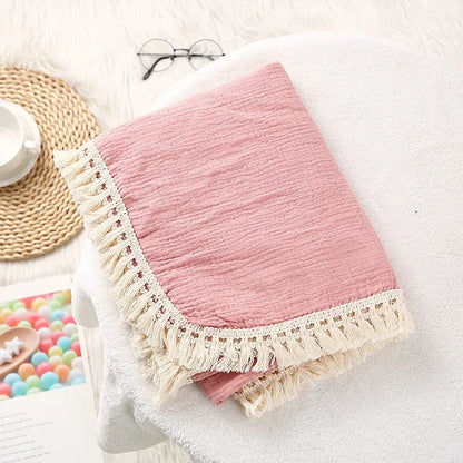 Couverture Bebe - BabyBlanket™ - Rose pliée en quatre sur une table