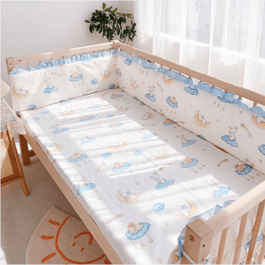 Linge de lit bebe - DouxSommeil - Bonne Nuit Lapin - TrésorBébé dans le Berceau à côté de la fenêtre