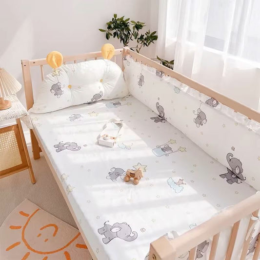 Linge de lit bebe - DouxSommeil- Eléphants - TrésorBébé dans un berceau avec une table de chevet