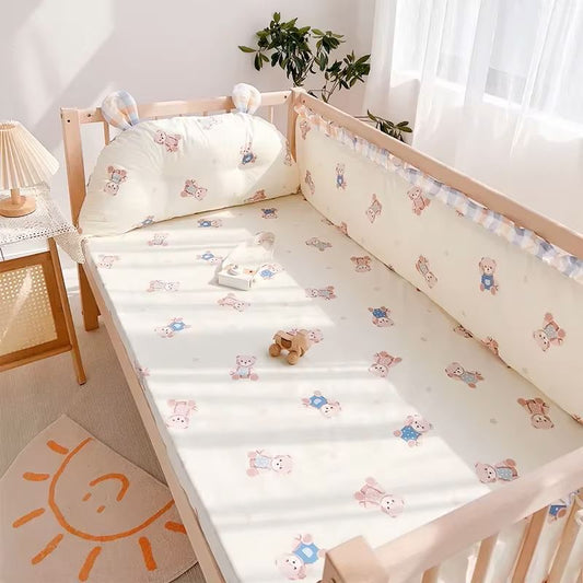 Linge de lit bebe - DouxSommeil- Ours- TrésorBébé dans un berceau avec une table de chevet