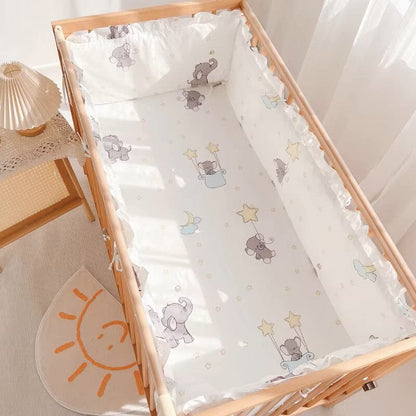 Linge de lit bebe - DouxSommeil - Éléphants - TrésorBébé dans un berceau à côté de la fenêtre