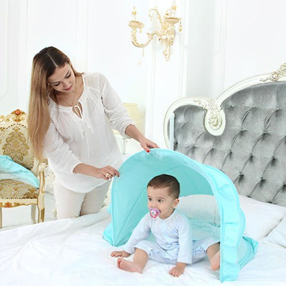 MOUSTIQUAIRE LIT BEBE | PROTECTION ULTRA-RESPIRANTE - TURQUOISE AVEC MAMAN QUI REGARDE BÉBÉ ASSIS SUR LE LIT