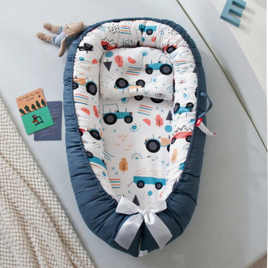 réducteur de lit Bébé - NidPortableBébé - Voiture Bleue - TrésorBébé - sur un matelas