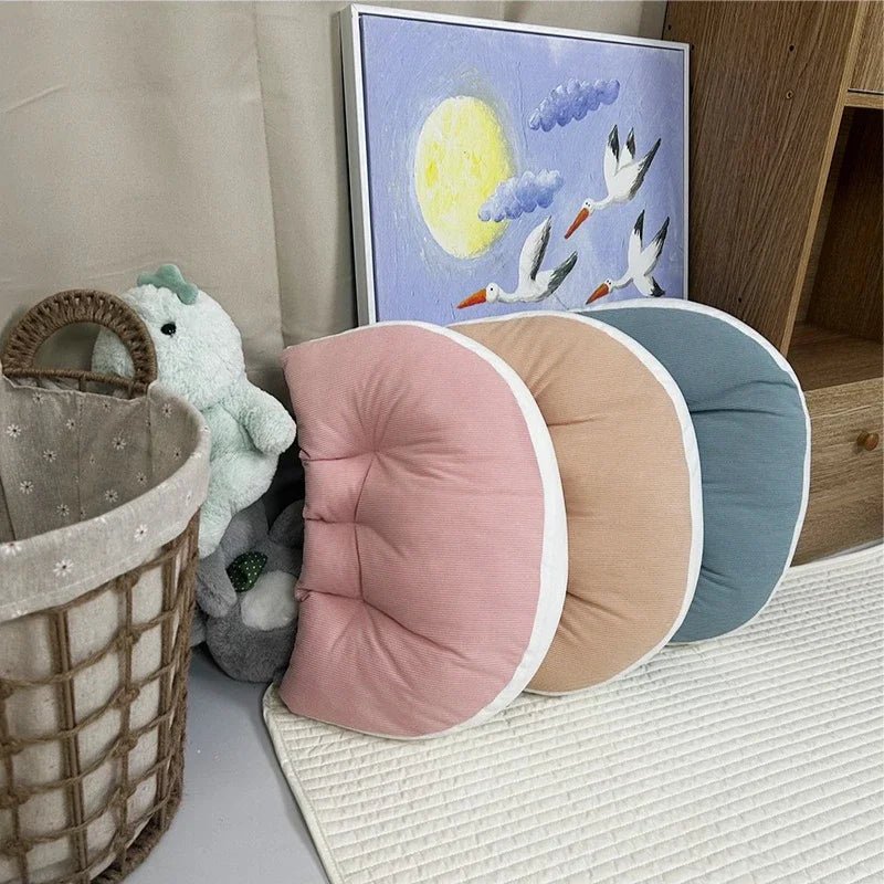 Coussin bébé | Coton Respirant TrésorBébé placé à côté d'un tableau