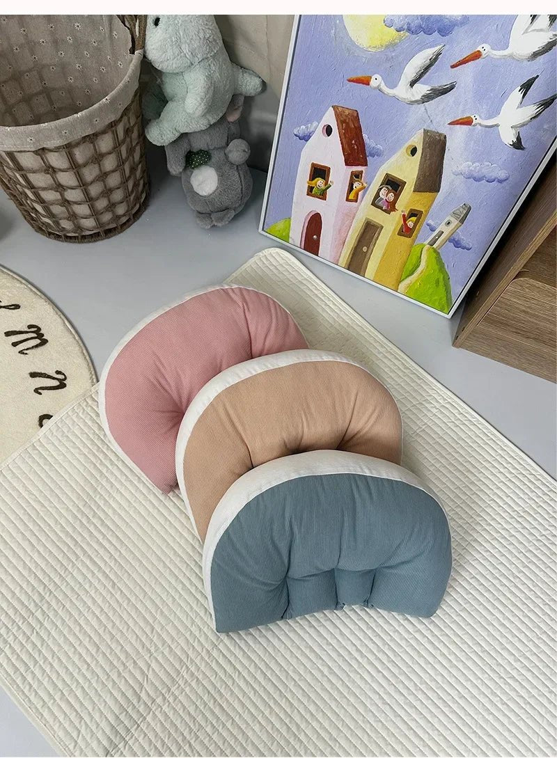 Coussin bébé | Coton Respirant TrésorBébé placé à côté d'un panier pour habits