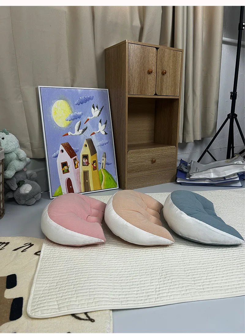 Coussin bébé | Coton Respirant TrésorBébé placé à côté d'un tableau et sur un tapis 