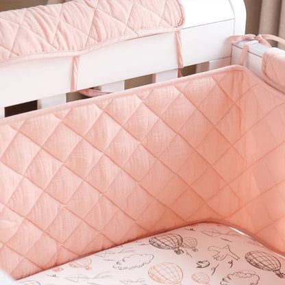 Tour de lit bébé Contour Rose harmonie dans un berceau de bébé