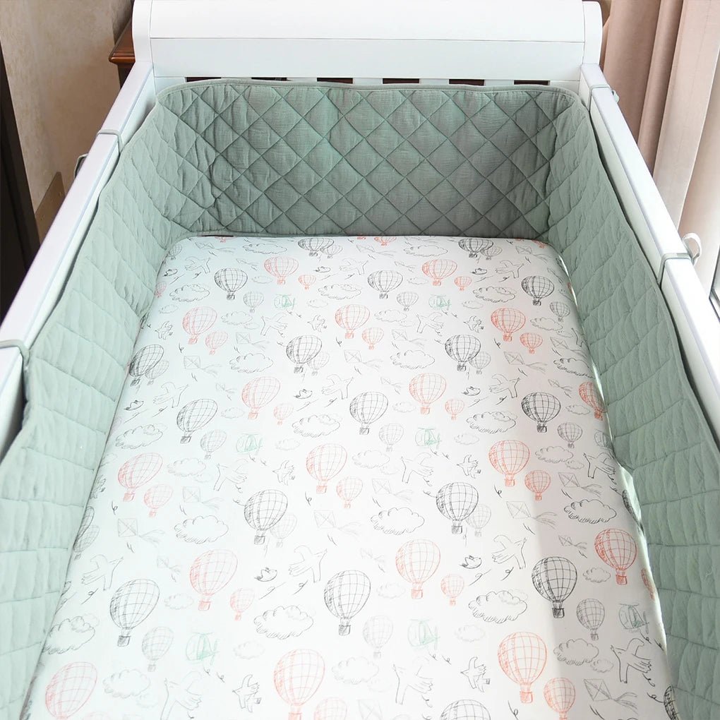 Tour de lit bébé Contour Vert confort et stylé dans un berceau