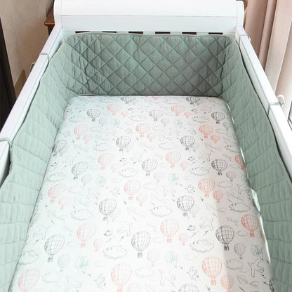 Tour de lit bébé Contour Vert confort et stylé dans un berceau