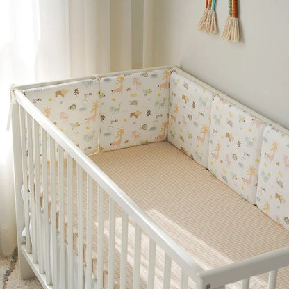 Tour de lit bebe Douceur beige dans un berceau à côté de la fenêtre