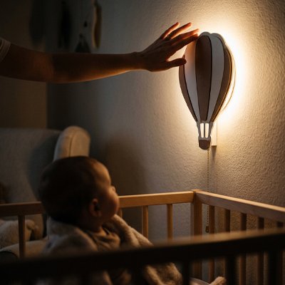 Veilleuse murale | Montgolfière Confort Nocturne avec bébé qui regarde la veilleuse