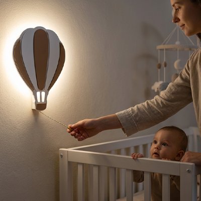 Veilleuse murale | Montgolfière Confort Nocturne avec bébé qui regarde maman  tirer sur l'interrupteur