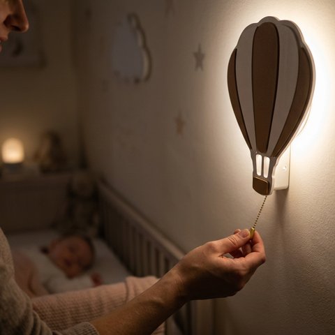 Veilleuse murale | Montgolfière Confort Nocturne avec maman qui tire l'interrupteur