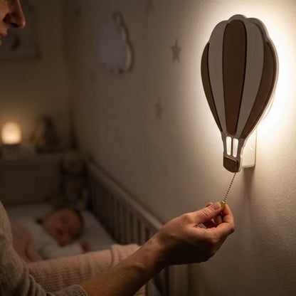 Veilleuse murale | Montgolfière Confort Nocturne avec maman qui tire l'interrupteur