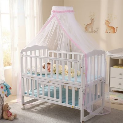 Moustiquaire lit bébé Rose avec bébé dans le berceau dans la chambre