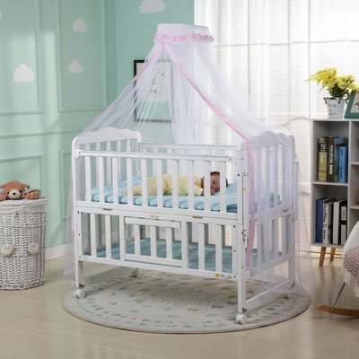 Moustiquaire lit bébé Rose avec un bébé qui dort dans le berceau